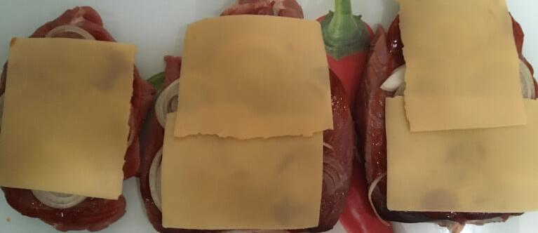 Bio Rindfleisch mit Tomatenpaste, Zwiebeln und Käse