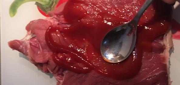 Bio Rindfleisch mit Tomatenpaste bestrichen