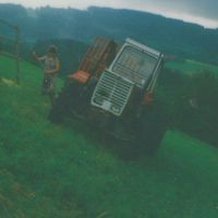 Heuarbeiten am unteren Feld